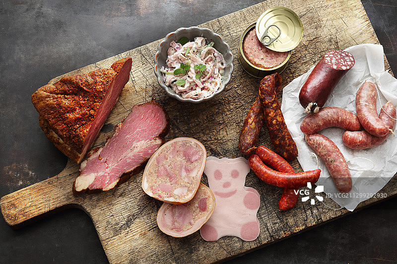 厨房案板上的各种香肠图片素材