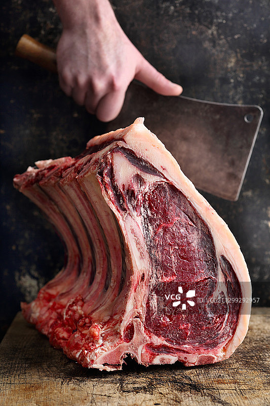 准备上等肋眼牛排图片素材