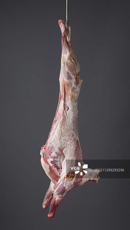 钩子上的一只完整的山羊图片素材