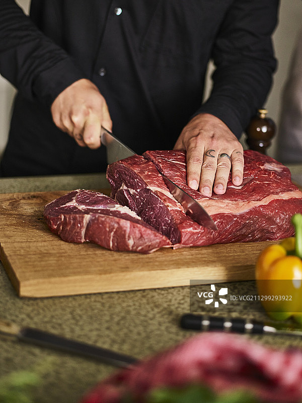 正在切的肋眼牛排图片素材