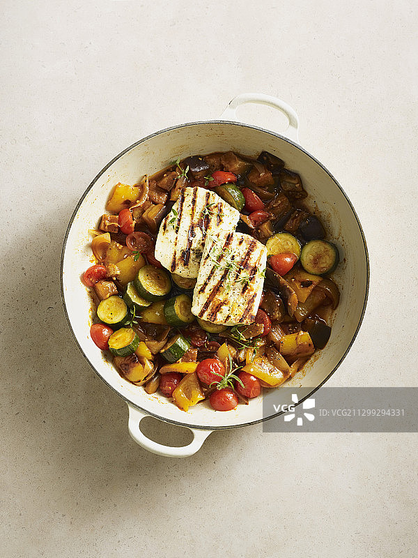 搭配烤哈罗米奶酪的法式炖菜（低碳）图片素材