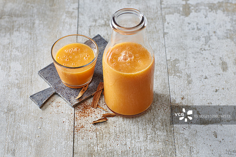 胡萝卜酪乳奶昔燕麦亚麻籽油图片素材