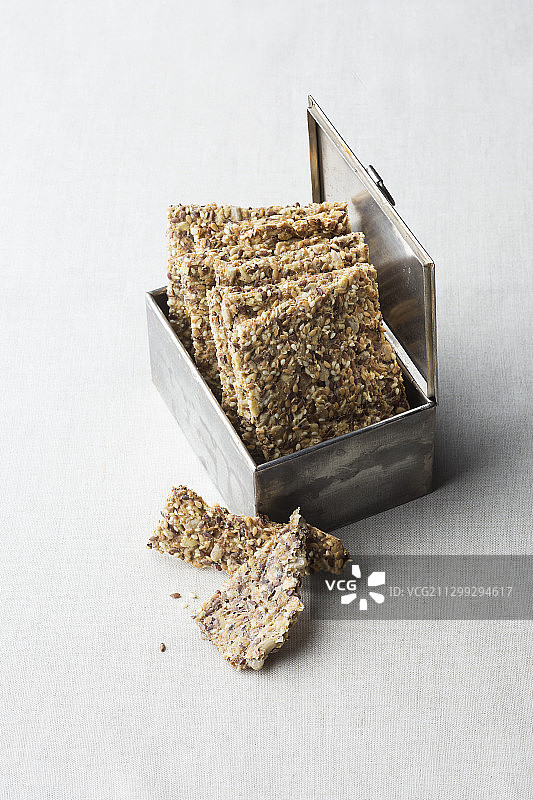 含谷物、种子和香料的脆面包图片素材