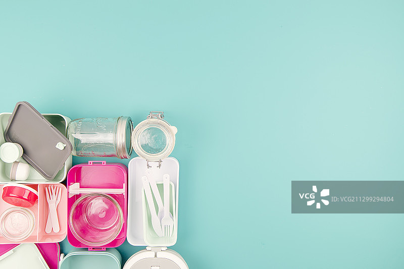 各式午餐盒、塑料餐具和保鲜罐图片素材