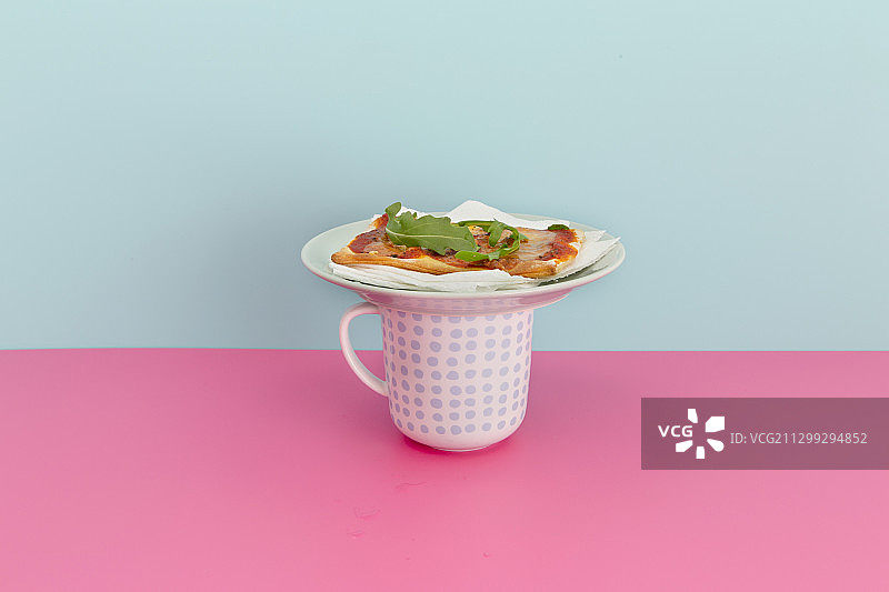 带有新鲜芝麻菜的披萨切片图片素材