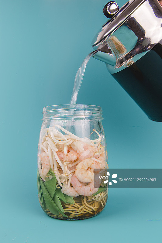 罐装鲜虾东方方便面图片素材