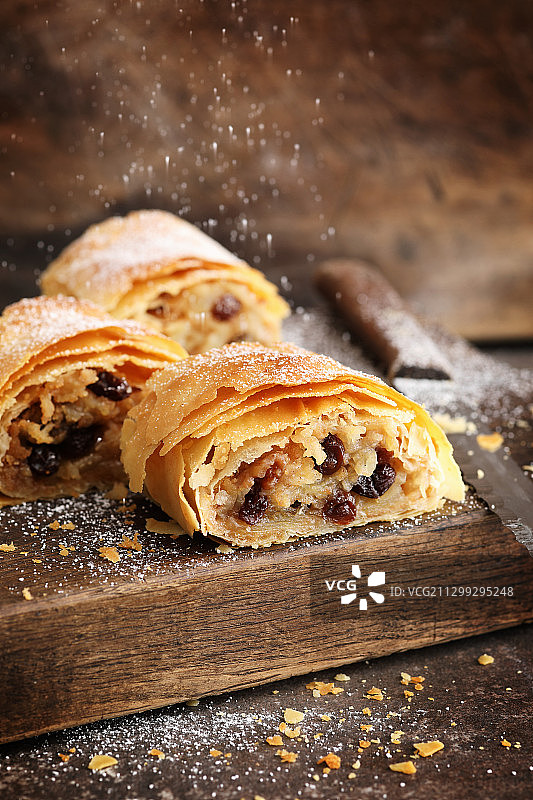 苹果馅卷被撒上糖粉图片素材