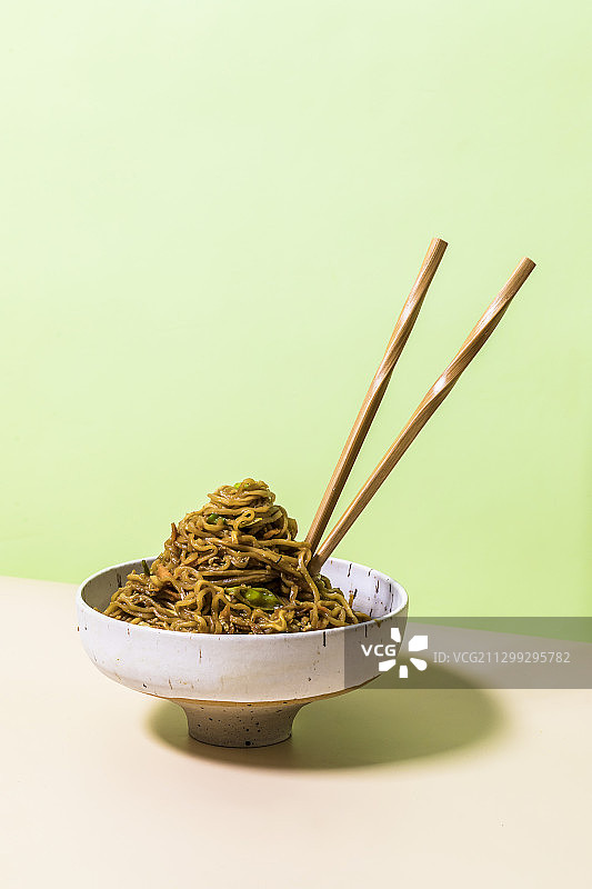 炒面配鸡蛋图片素材