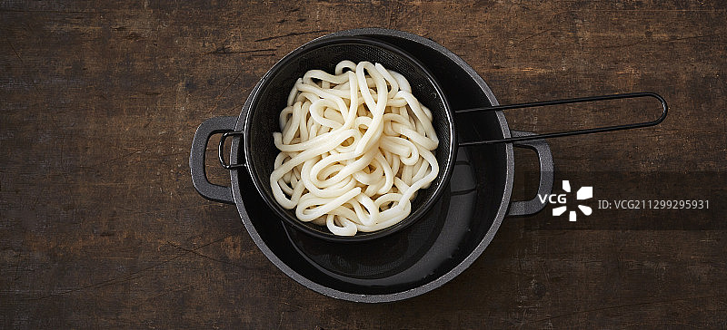 冷水冲洗的乌冬面图片素材