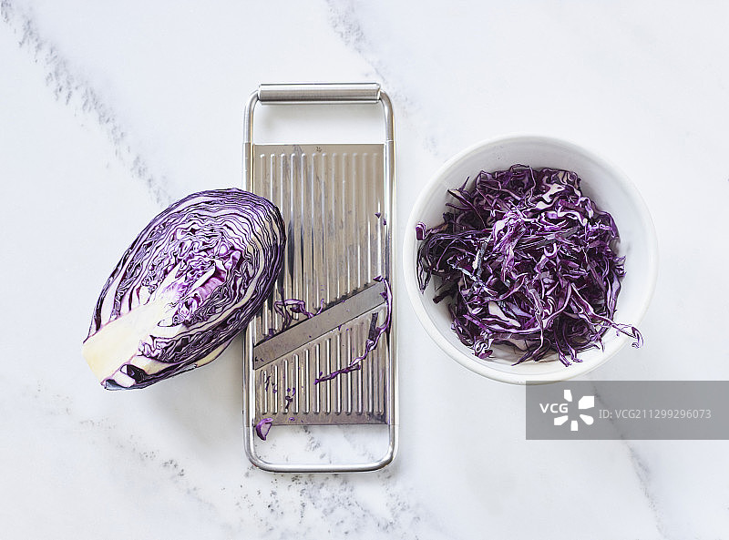 刨红卷心菜丝图片素材