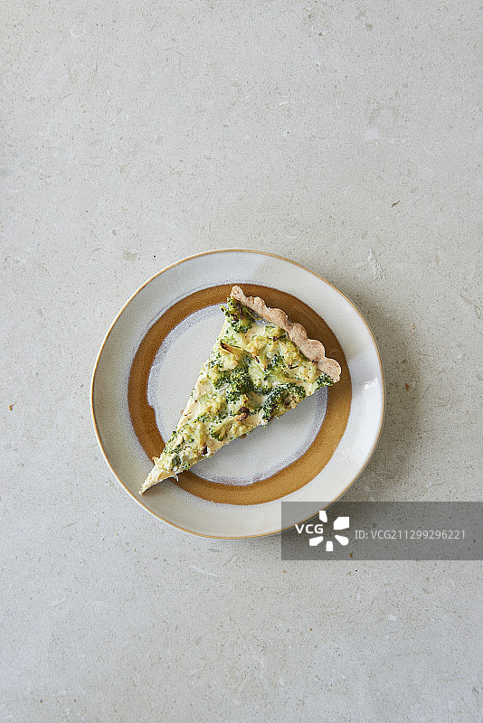 盘子里的一块西兰花乳蛋饼配核桃图片素材