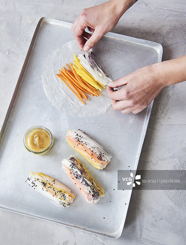 搭配枣泥蘸酱的纯素夏卷图片素材