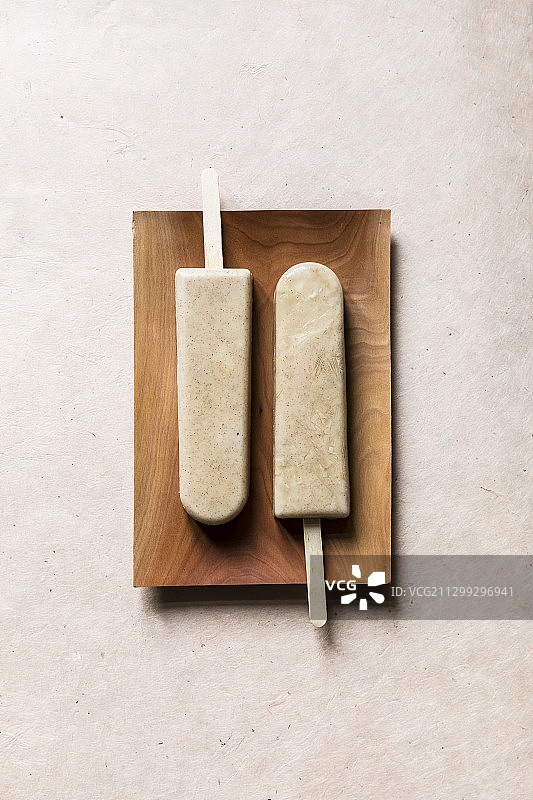 玫瑰水口味的酥糖和肉桂冰淇淋棒图片素材