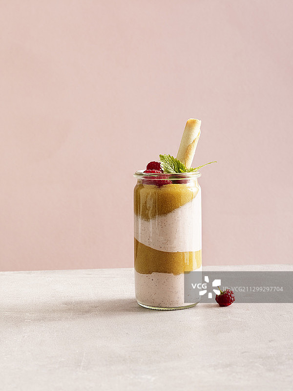 希腊酸奶桃梅尔巴冰沙甜点图片素材