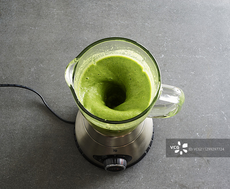 在搅拌机中制作的绿色冰沙图片素材