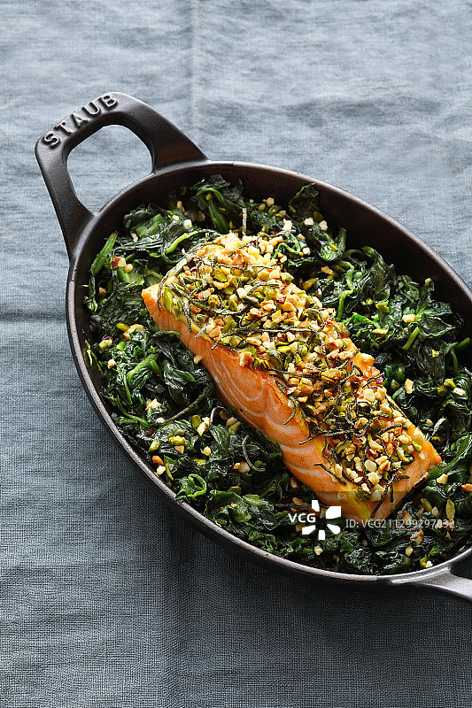 坚果外皮菠菜三文鱼图片素材