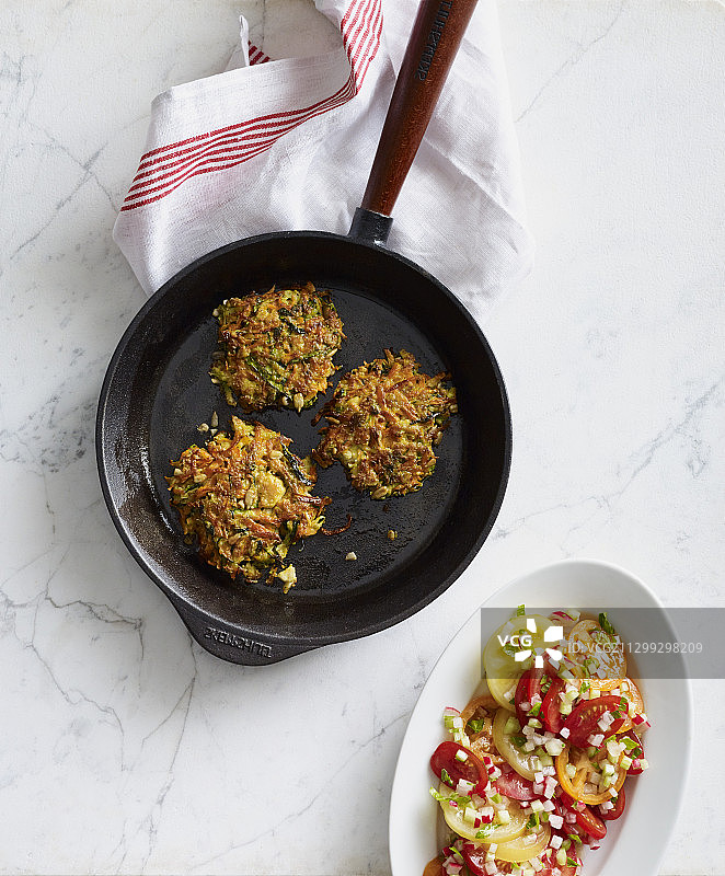 西葫芦胡萝卜炸饼配番茄沙拉图片素材