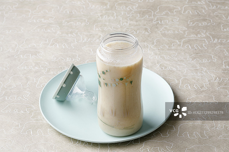 含梨的稀薄牛奶粥（适合6个月以上婴儿）图片素材