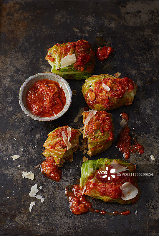 皱叶甘蓝卷，配番茄小麦图片素材