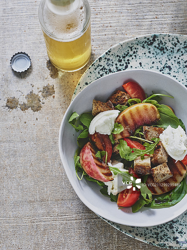 搭配烤油桃和面包丁的布拉塔沙拉图片素材