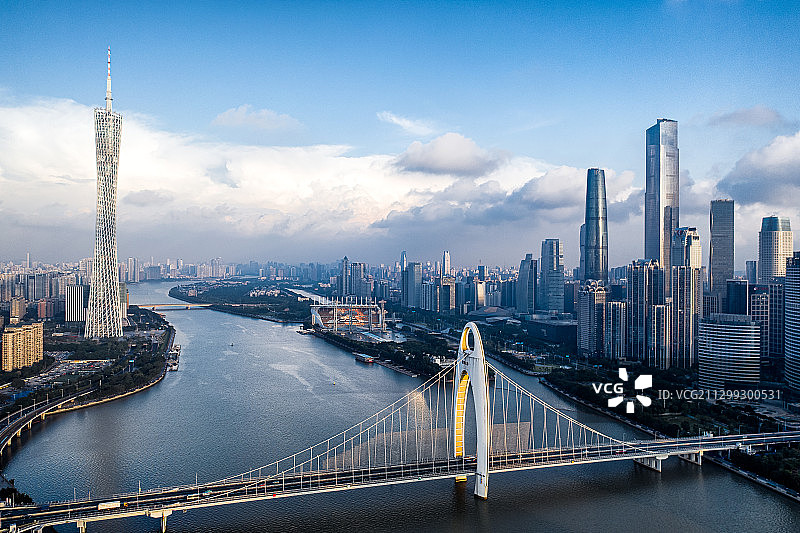 航拍视角下的广州塔-广州城市天际线城市风光图片素材