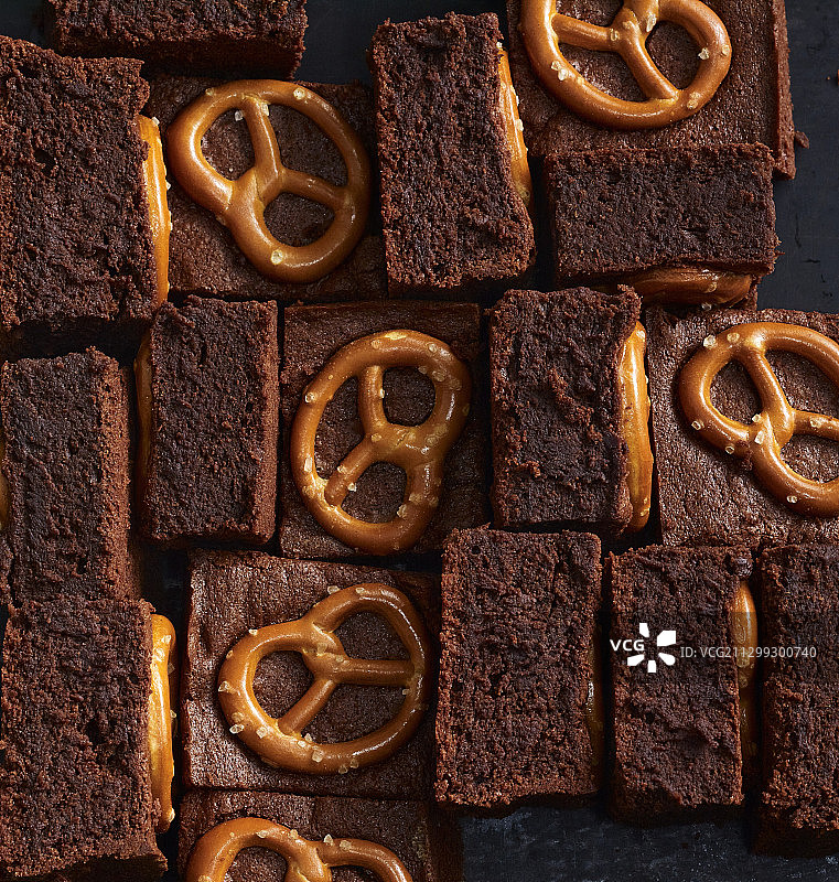 巧克力咸味椒盐卷饼蛋糕图片素材