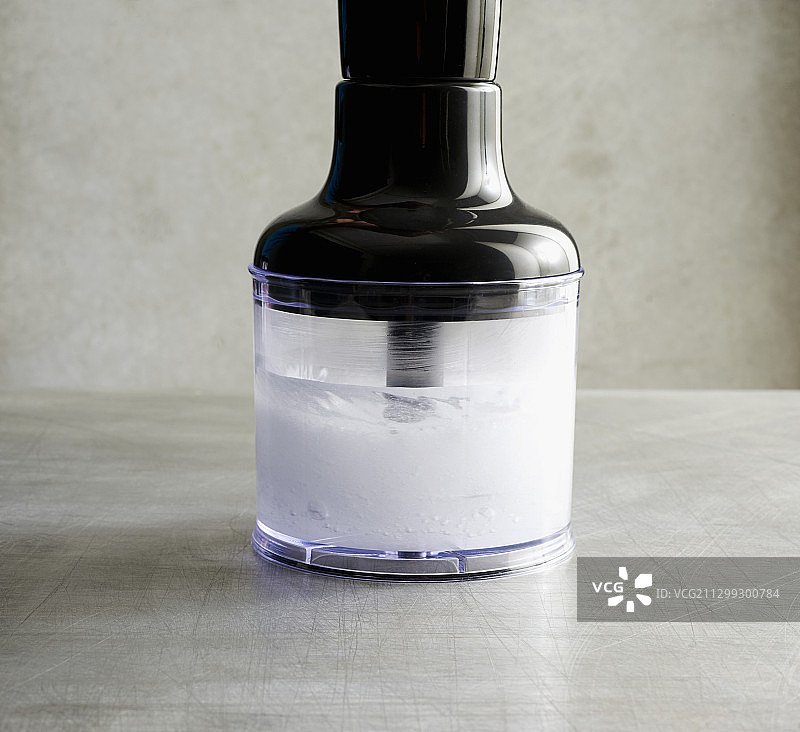 用热水和洗涤液清洁搅拌机图片素材