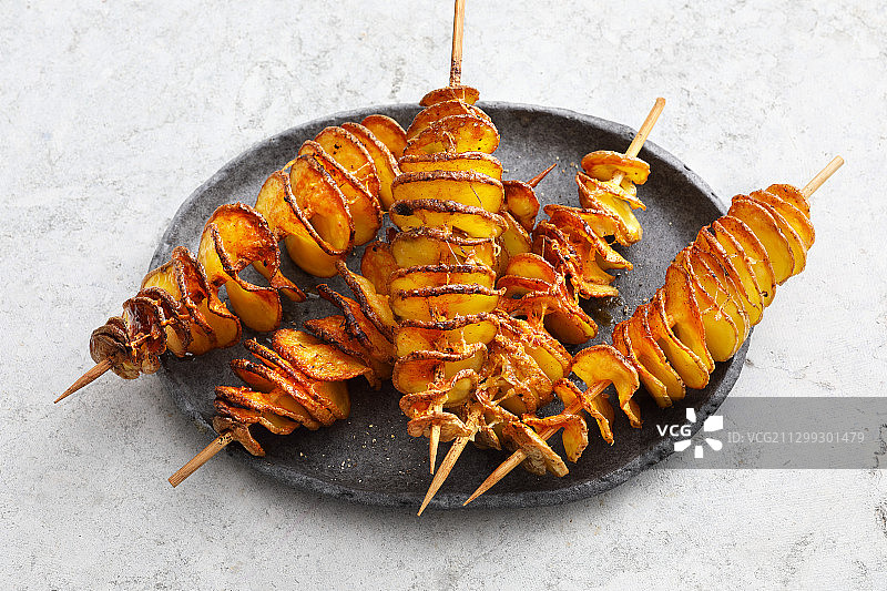 烟熏辣椒粉和帕尔马干酪龙卷风土豆串图片素材