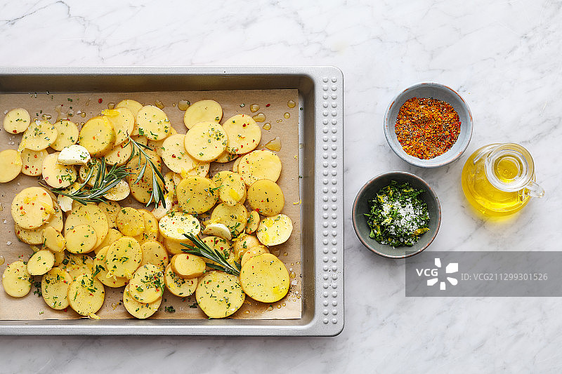 烤土豆制作过程图片素材