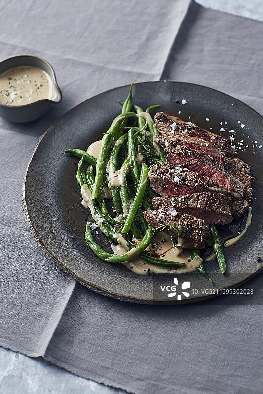 杏仁百里香汁牛肉片图片素材