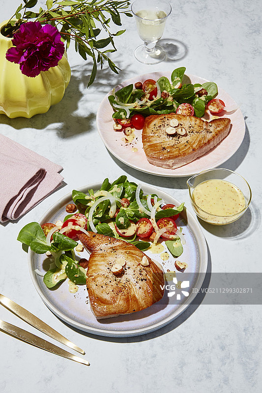 金枪鱼排配羊生菜和蜂蜜芥末酱图片素材