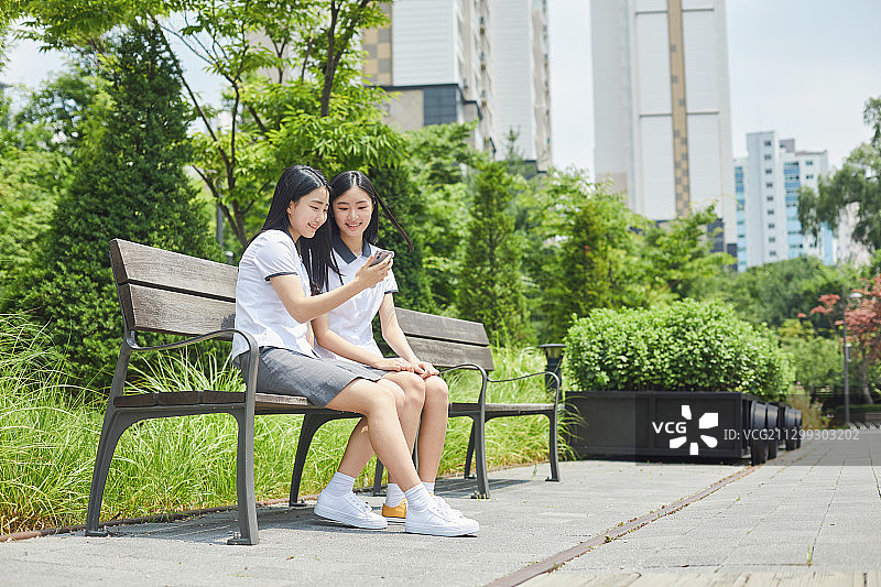 学生、朋友、校园生活、手机视频通话、青少年图片素材