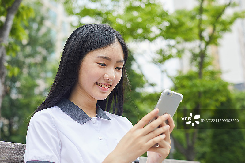 学生、朋友、校园生活、手机视频通话、青少年图片素材