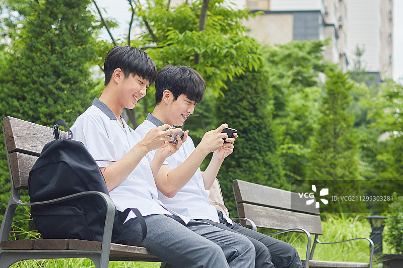 青少年、学生、朋友、智能手机、手机游戏、网络讲座图片素材