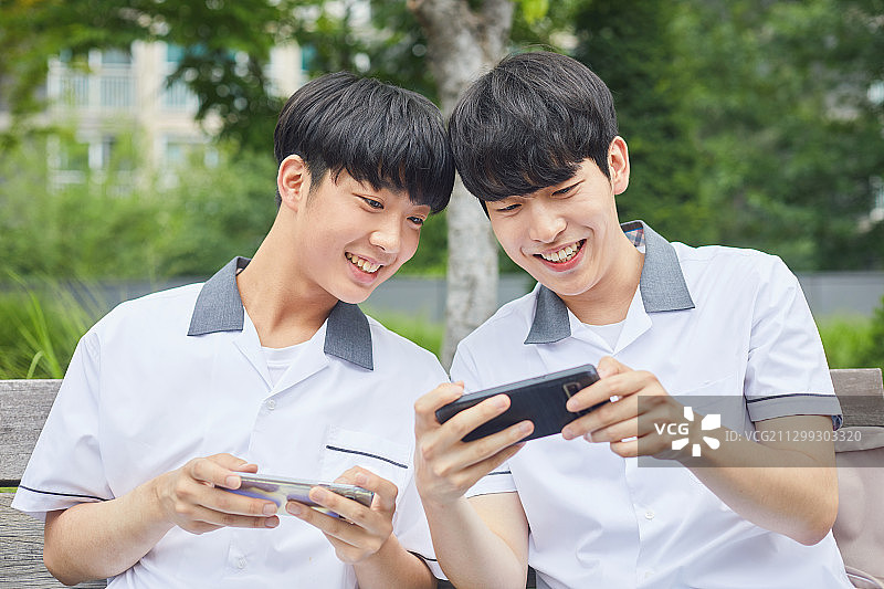 学生，朋友，智能手机，手机游戏，网络讲座图片素材
