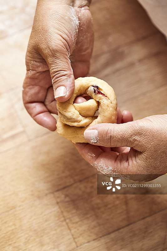 正在制作的酵母面包结图片素材