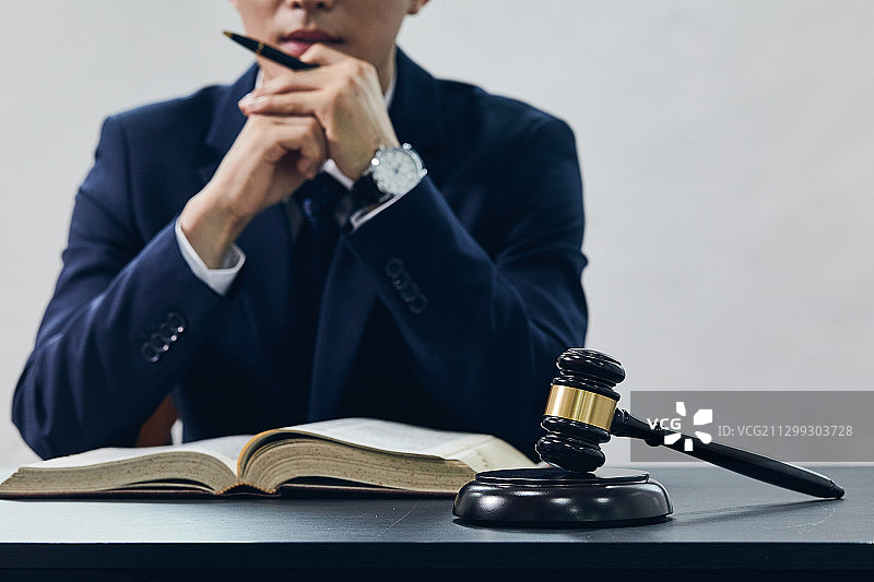建议、法律、律师、法官、法庭、审判、担忧、思考图片素材