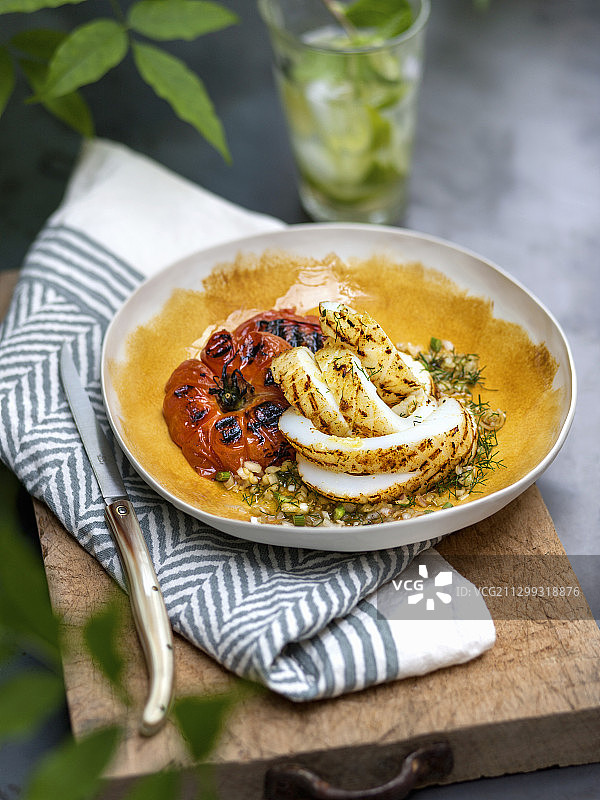 咖喱香茅烤鱿鱼配烤番茄图片素材