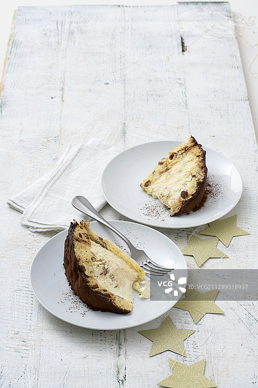 潘妮朵尼半冷冻甜点配马斯卡彭奶油和杏仁利口酒图片素材