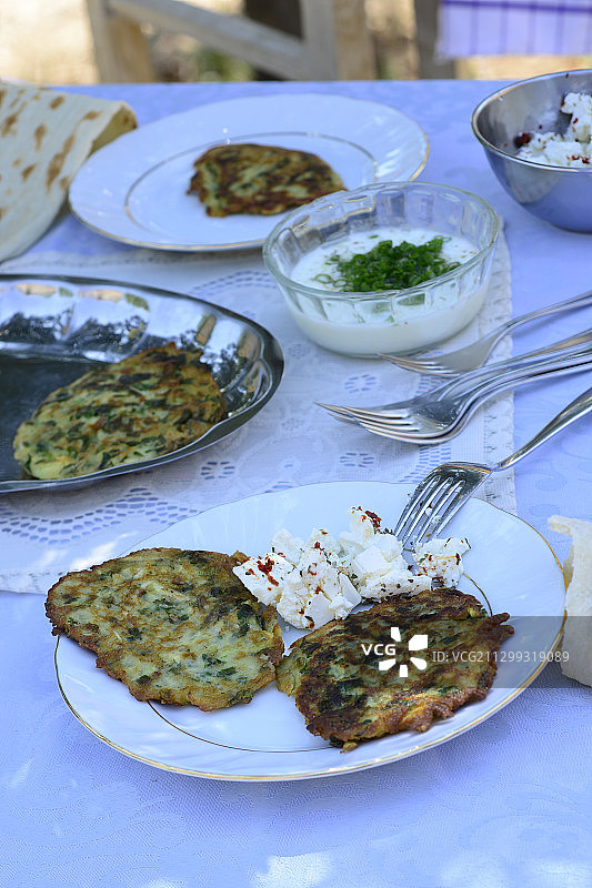 土耳其西葫芦和土豆油炸馅饼配羊乳酪和酸奶图片素材
