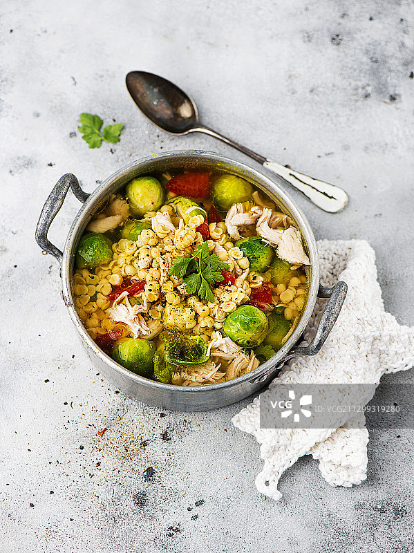 球芽甘蓝鸡胸意面图片素材