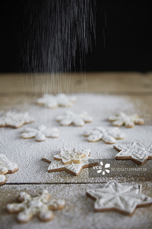 用糖粉给雪花饼干除尘图片素材