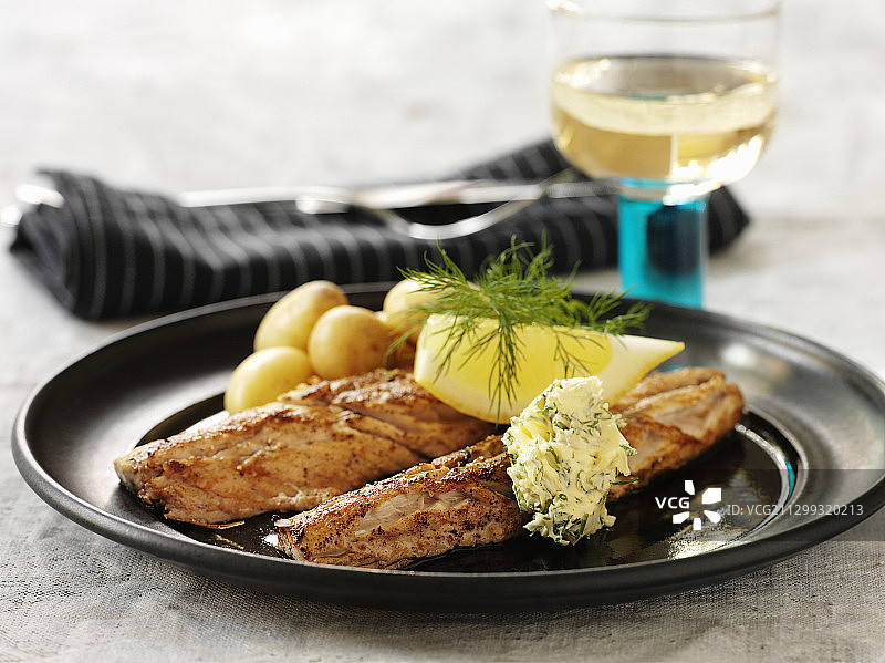 香草黄油炸鲭鱼片图片素材
