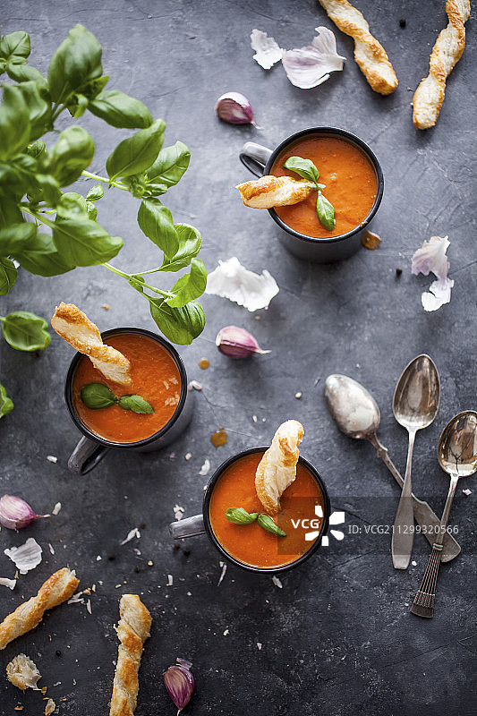 番茄汤配帕尔马干酪条图片素材