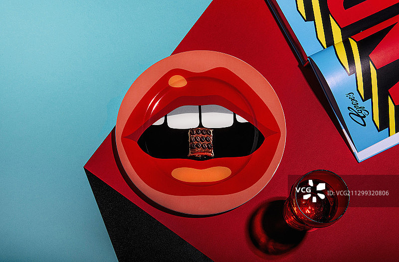 提拉米苏与波普风唇印图案图片素材