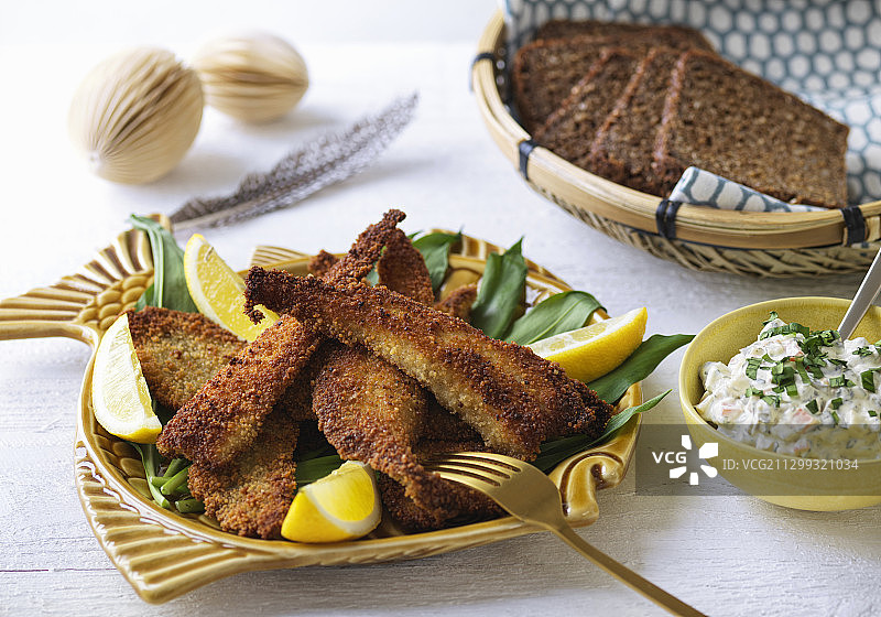 炸比目鱼片配雷莫拉酱和黑麦面包图片素材