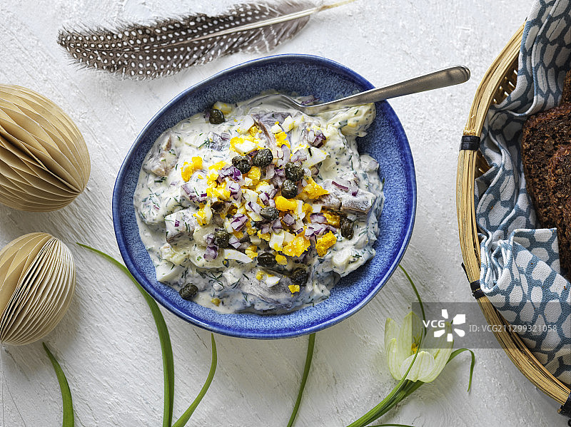 鸡蛋和刺山柑鲱鱼沙拉图片素材