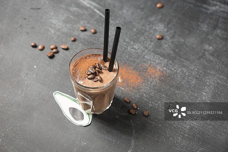 玻璃杯装咖啡巧克力奶昔图片素材