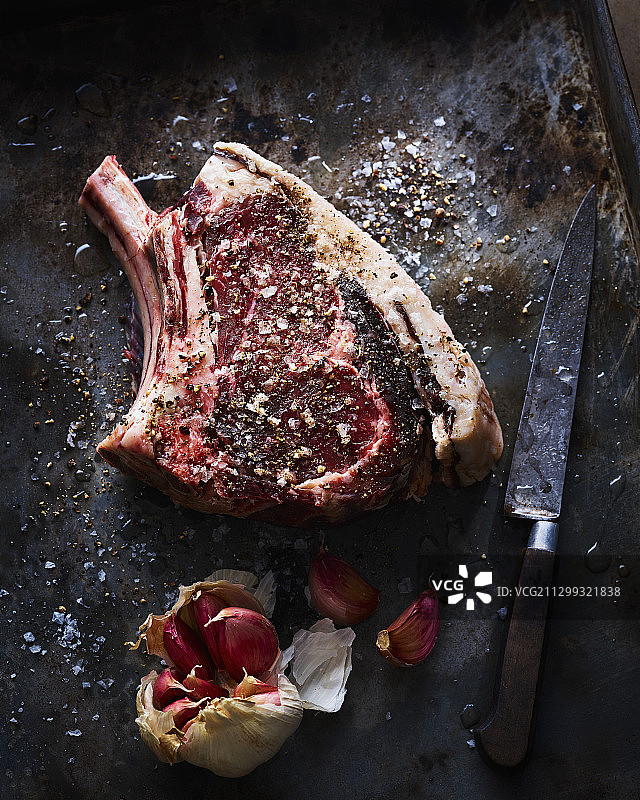 未烹饪的调味肋眼牛排图片素材