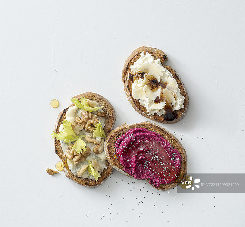 搭配各种蜂蜜和奶油奶酪的烤面包片图片素材